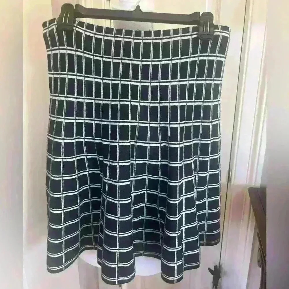 Cynthia Rowley Skirt. Large. Good condition. Black and white elastic waist - Picture 5 of 11